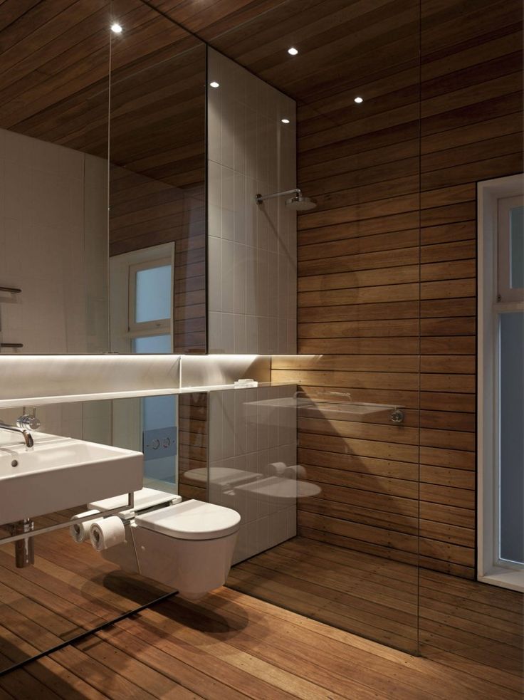 Banheiro com deck de madeira.